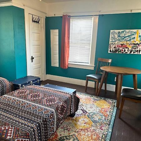The Good Manor Hostel Fresno Exterior photo