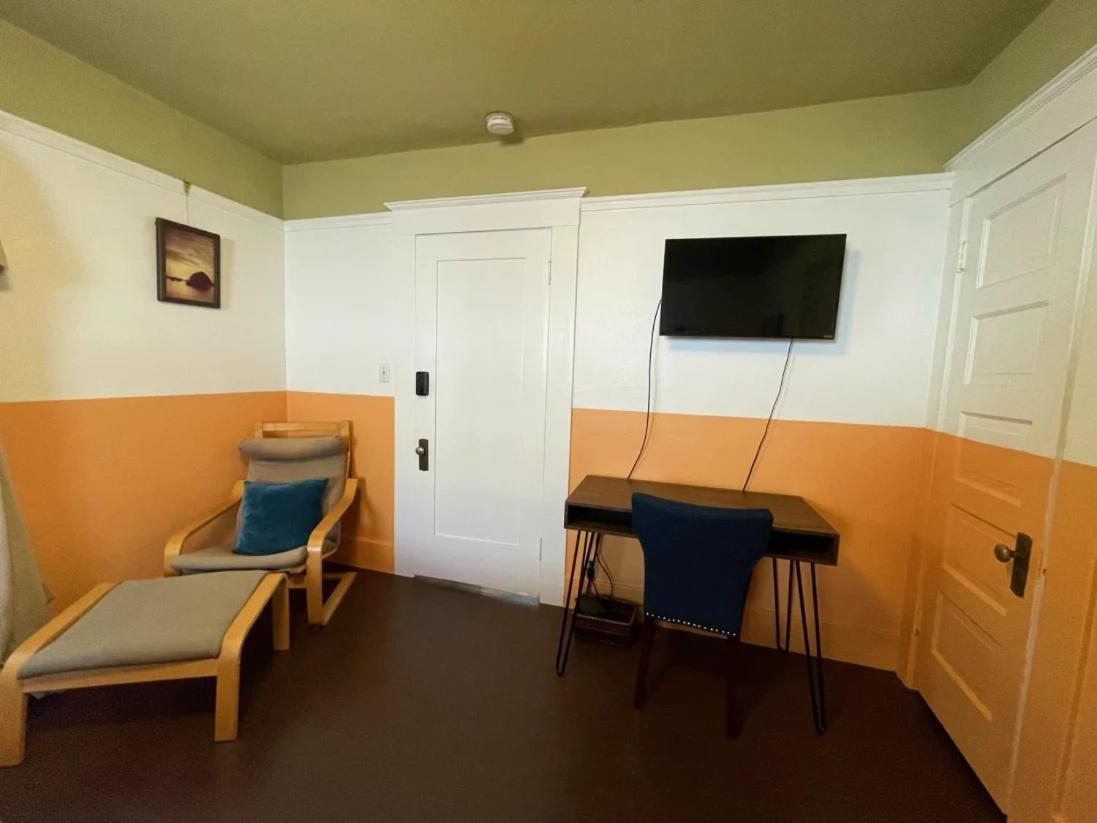 The Good Manor Hostel Fresno Room photo